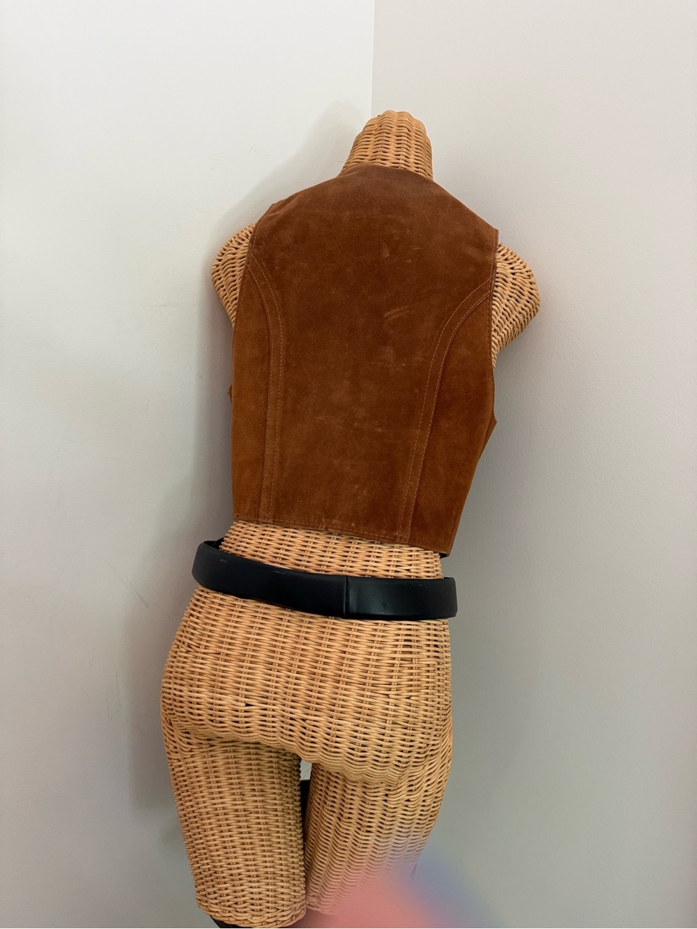 Caramel colored suede concert vest, cropped - Picture 5 of 10